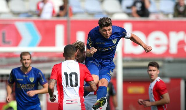 莱莱的背后 莱莱的背后