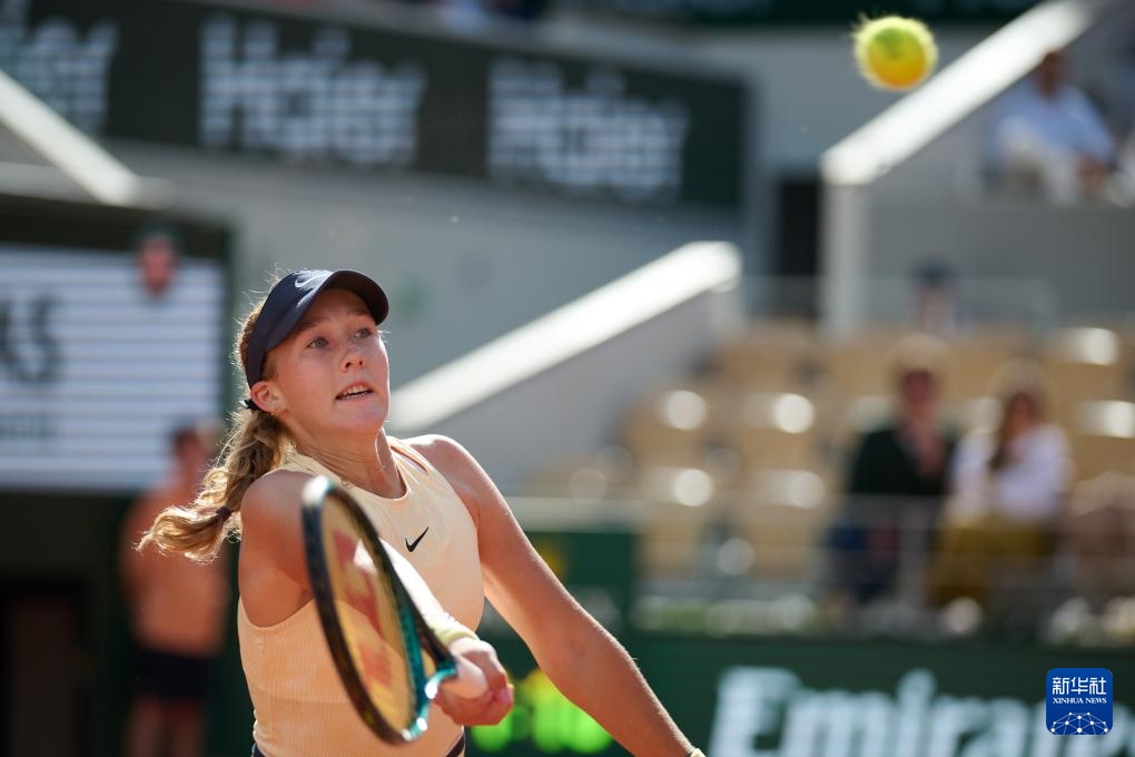 起了网球比 起了网球比