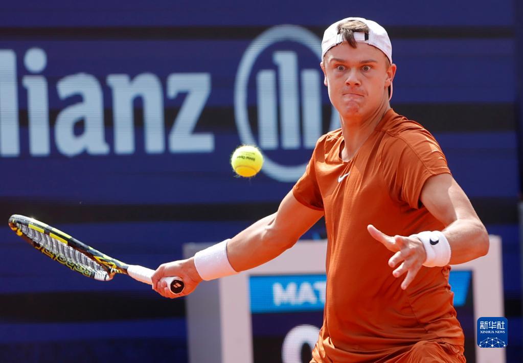 体育馆内举 体育馆内举